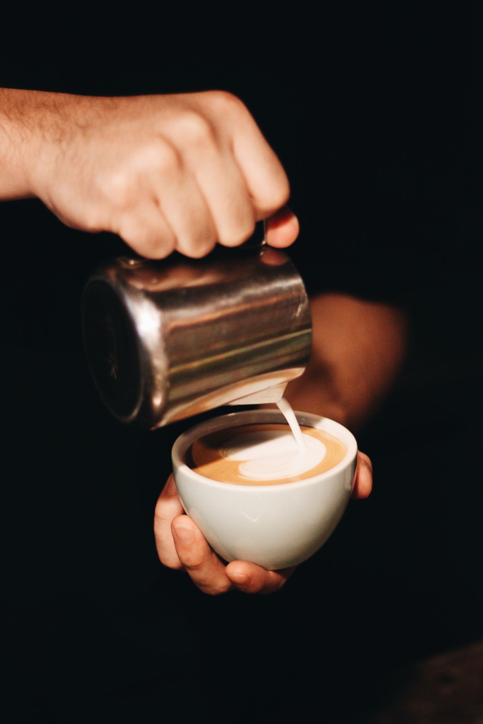 Barista kávét készít
