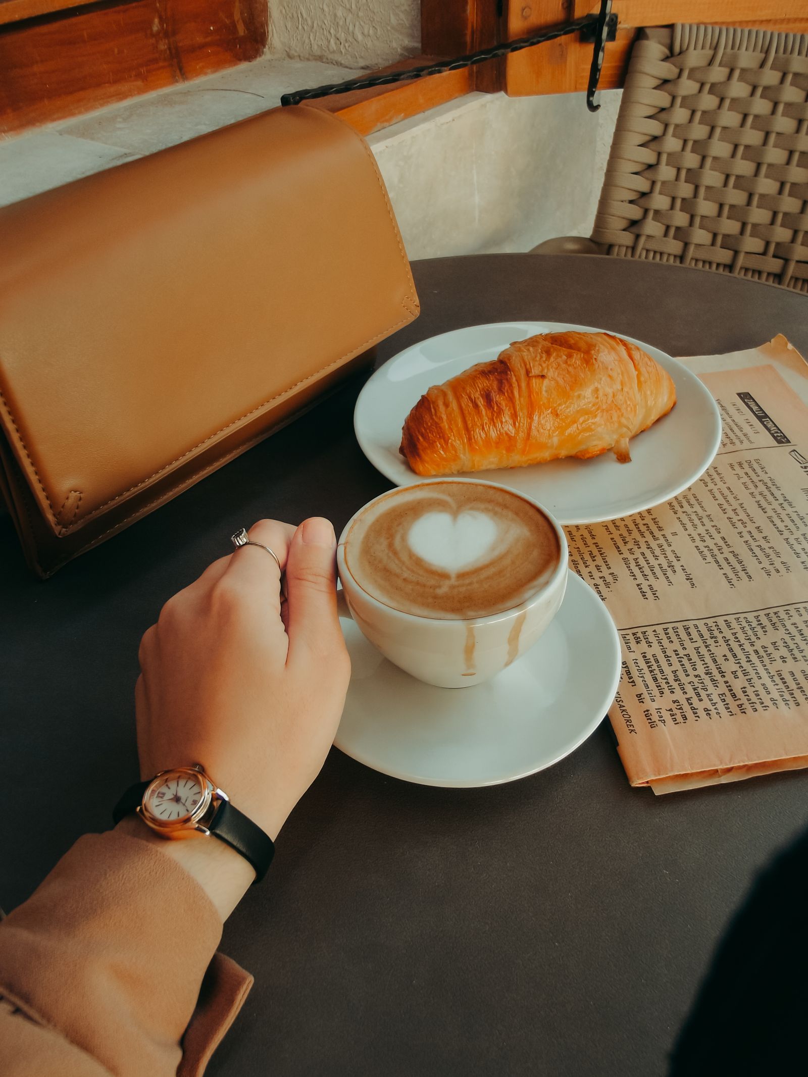 Friss croissant és specialty kávé egy modern kávézóban