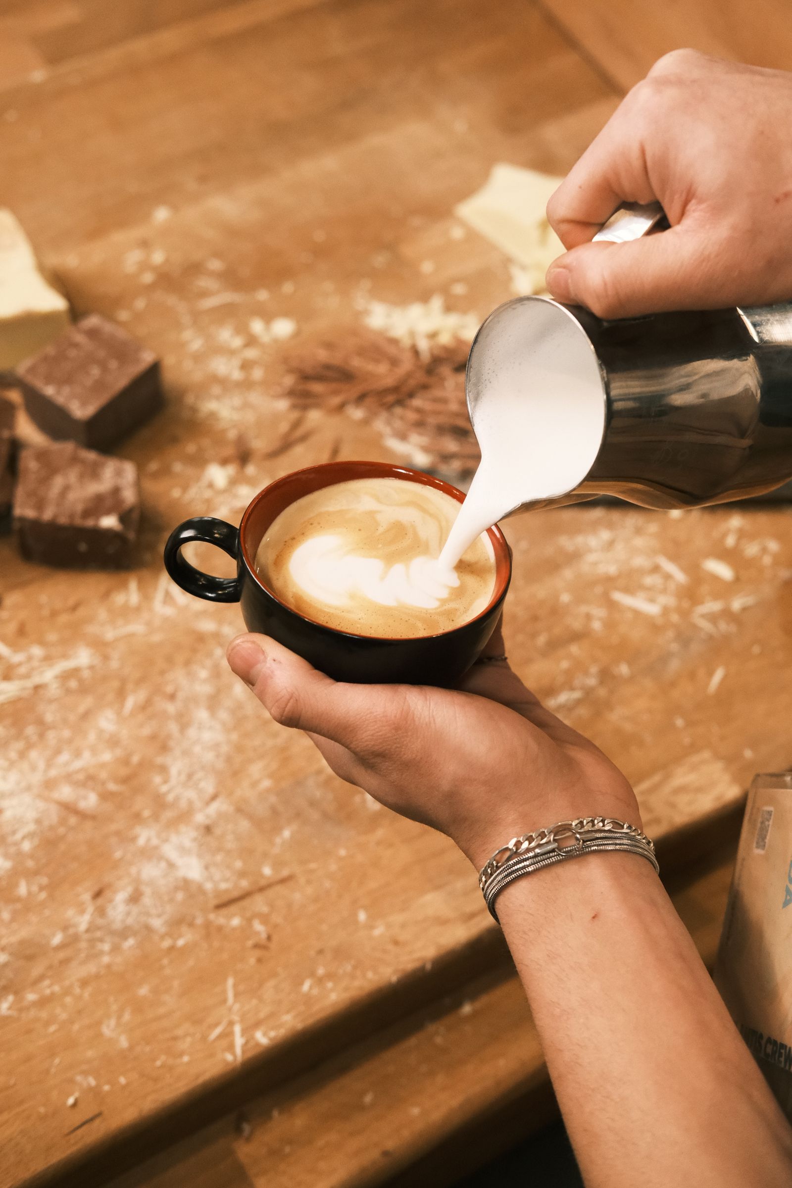Specialty barista latte art készítés közben
